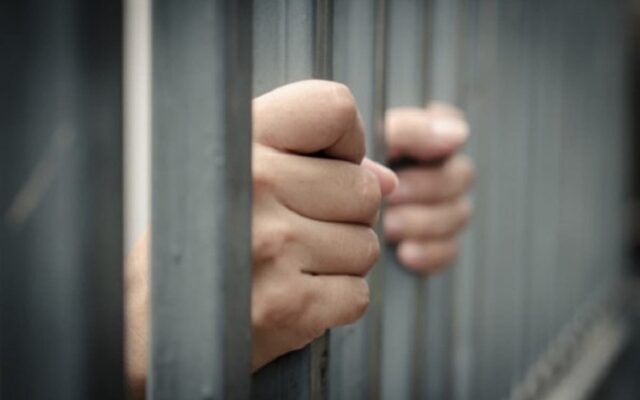 Madre abandona a su hija para irse de vacaciones: consecuencias jurídicas