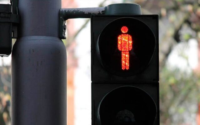 Indemnización por atropello en paso de cebra: ¿Quién tiene la culpa si el peatón iba con el móvil?